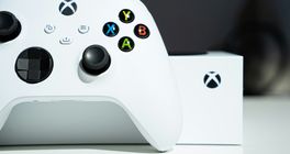 Zatímco PlayStation končí s výrobou disků, Xbox se zaměřuje na zpětnou kompatibilitu a převod fyzických kopií