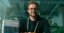 Radek Starý odhalil novou trilogii Exarie a pokořil rekord. Na Startovači vybral 3 miliony korun během jednoho dne