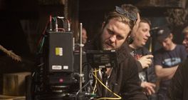 Režisér, který prošustroval miliony od Netflix na drogy, chlast a chlebíčky zná svůj trest