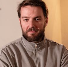 "Už to vlastně nemůžu pít" hodnotí britské pivo herec Luke Dale