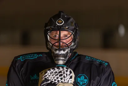 Český hokejový brankář Frodl nastoupí v masce Ghost of Yōtei, kterou po utkání vydraží