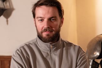 "Už to vlastně nemůžu pít" hodnotí britské pivo herec Luke Dale