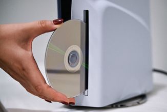 Konec disků naštval herní průmysl. Sony schytává kritiku ze všech stran