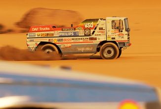 Dakar Desert Rally ukazuje historické vozy i krajinu Saúdské Arábie