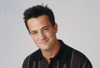 Ve věku 54 zemřel Matthew Perry, hvězda ze seriálu Přátelé