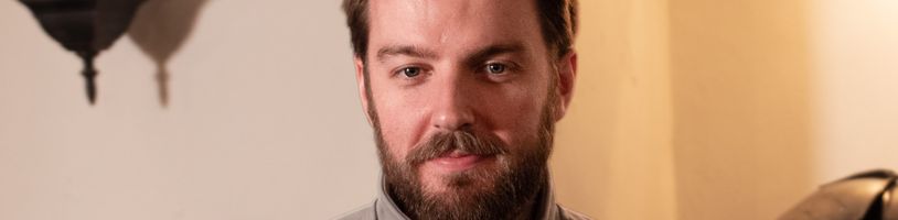"Už to vlastně nemůžu pít" hodnotí britské pivo herec Luke Dale