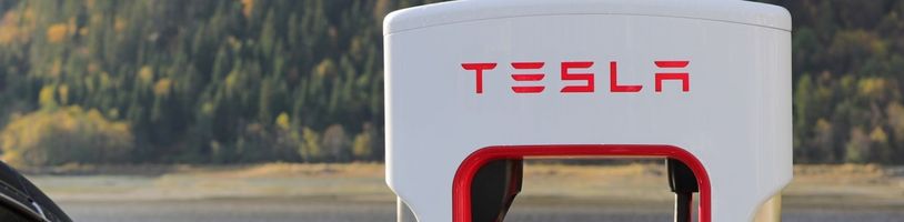 Tesla odhaluje náhled na přivolávací službu robotaxi před oficiálním spuštěním