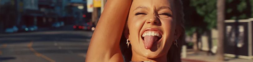 Sydney Sweeney a Michael Bay chystají filmovou adaptaci herní série Out Run