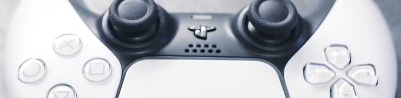 Sony si patentovala PS5 ovladač s možností nabíjet špuntová sluchátka