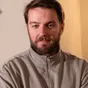 "Už to vlastně nemůžu pít" hodnotí britské pivo herec Luke Dale