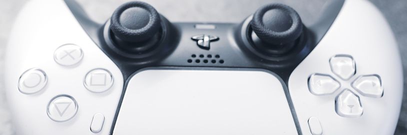 Sony si patentovala PS5 ovladač s možností nabíjet špuntová sluchátka